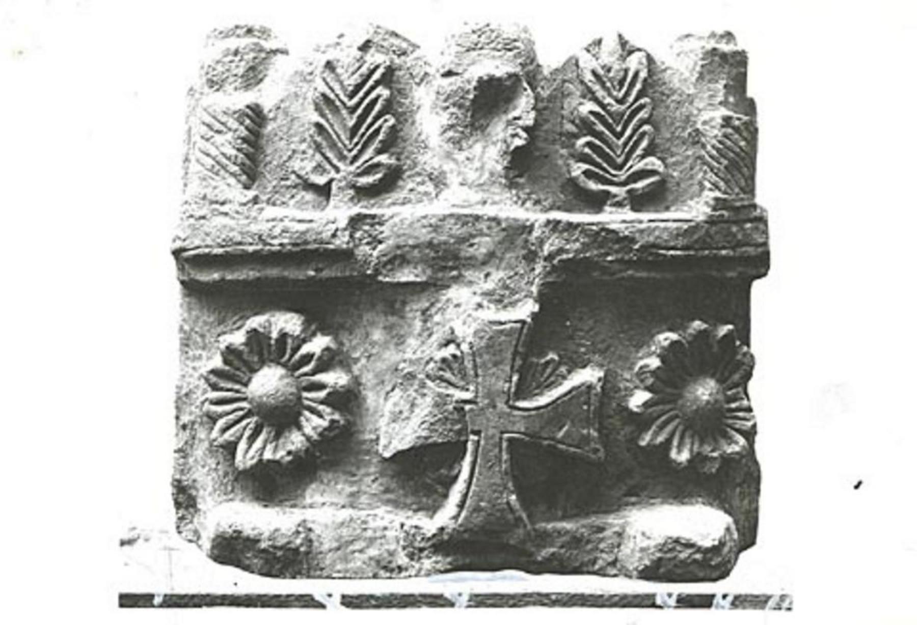 Chiaramonte Gulfi. Lastra scolpita