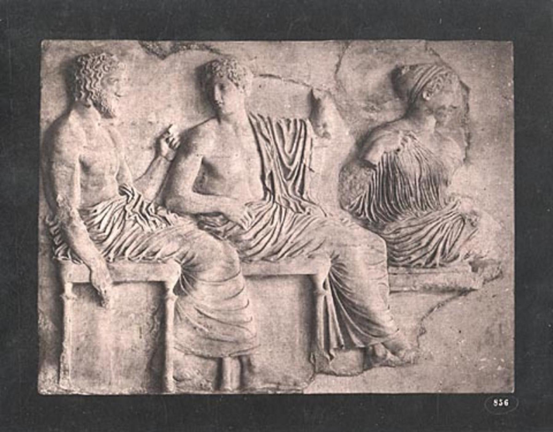 Trois divinitae assises