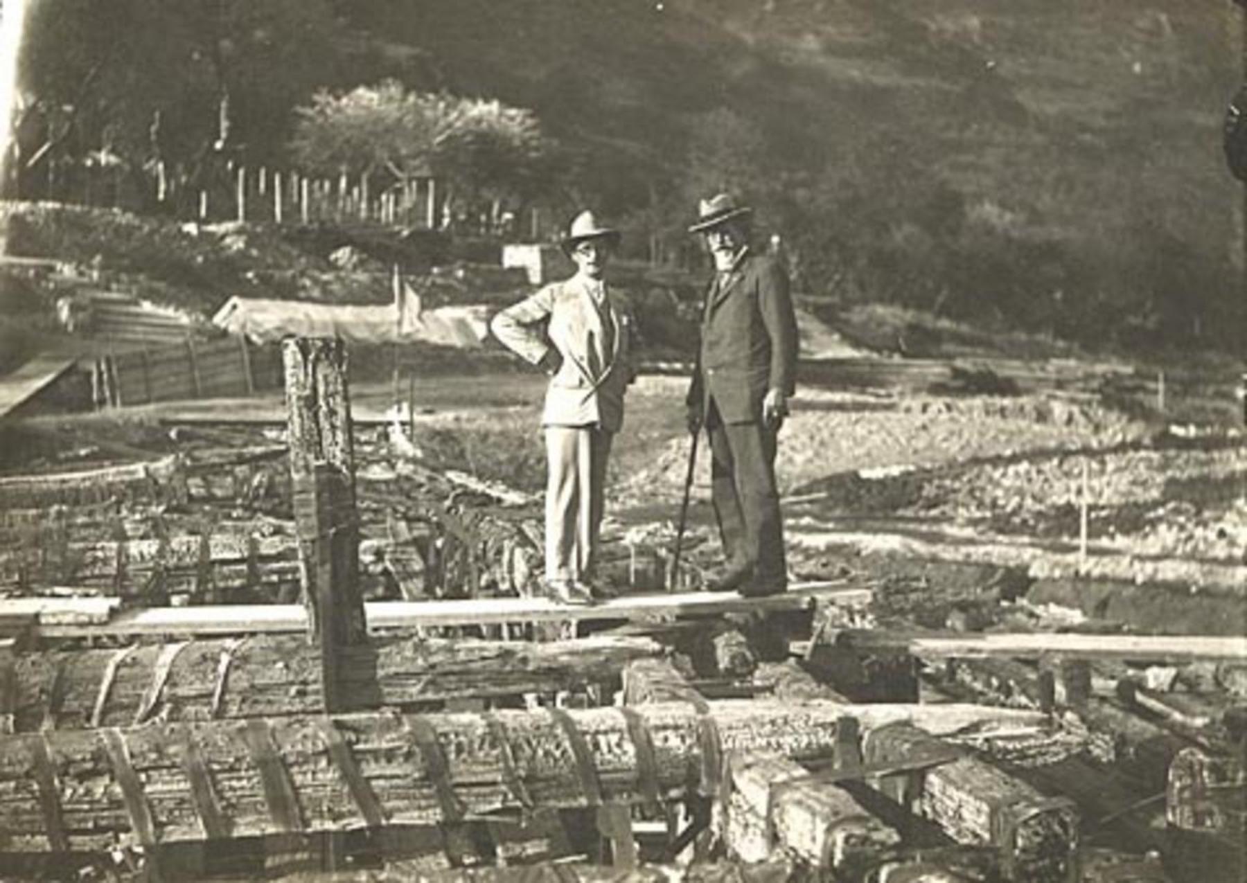 Paolo Orsi e l'archeologo Antonielli sulla nave di Nemi