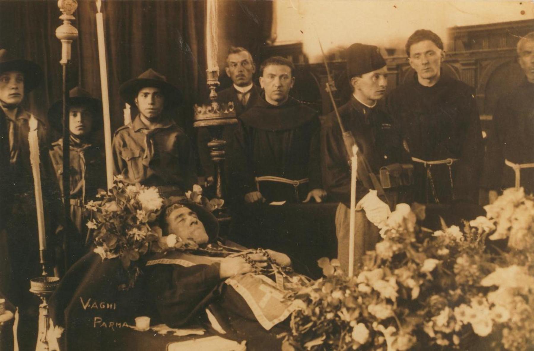 Il riparto Asci Parma I veglia la salma di p. Lino Maupas insieme ai balilla, 1924 mag. 14