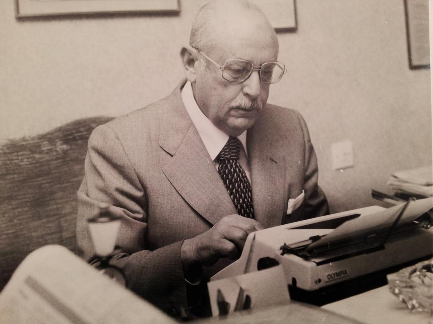Nino Tripodi alla scrivania di direttore de «Il Secolo d'Italia». Per gentile concessione della famiglia