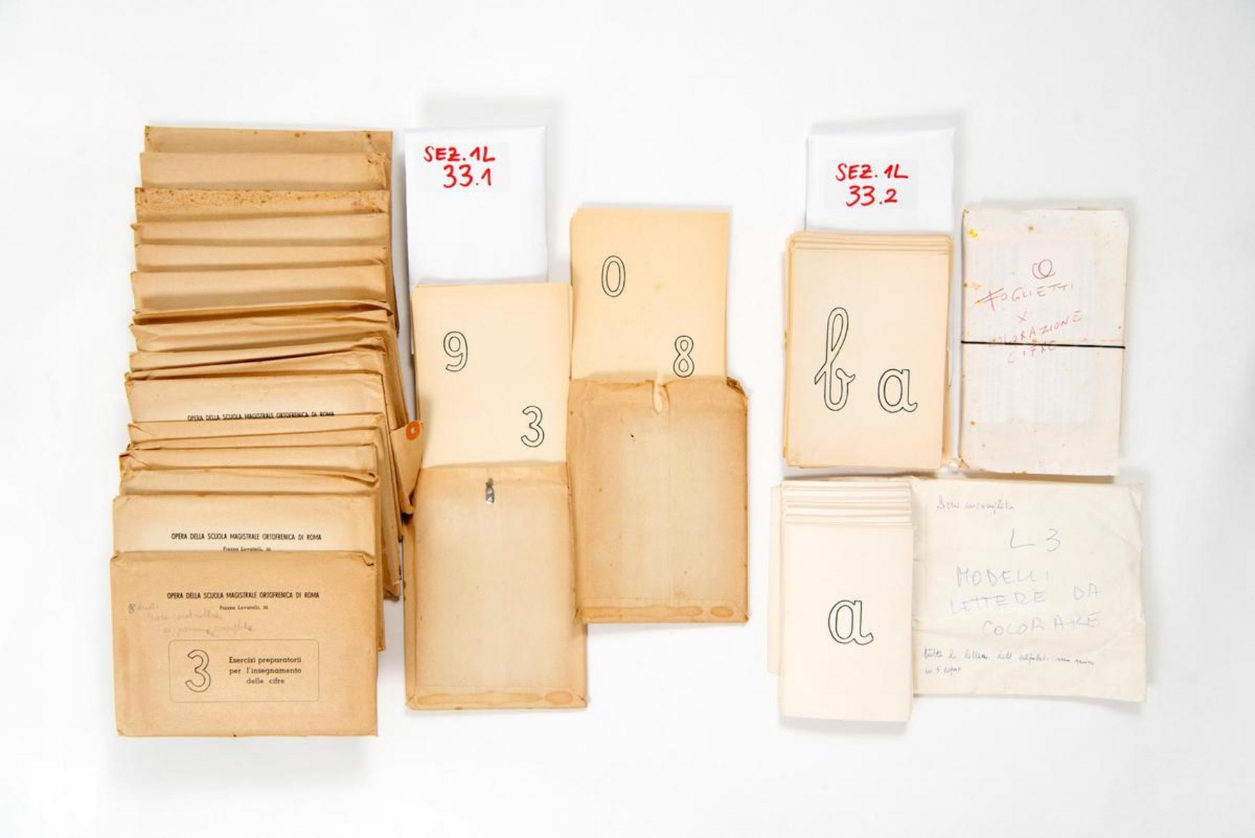 Modelli di lettere e di cifre da colorare