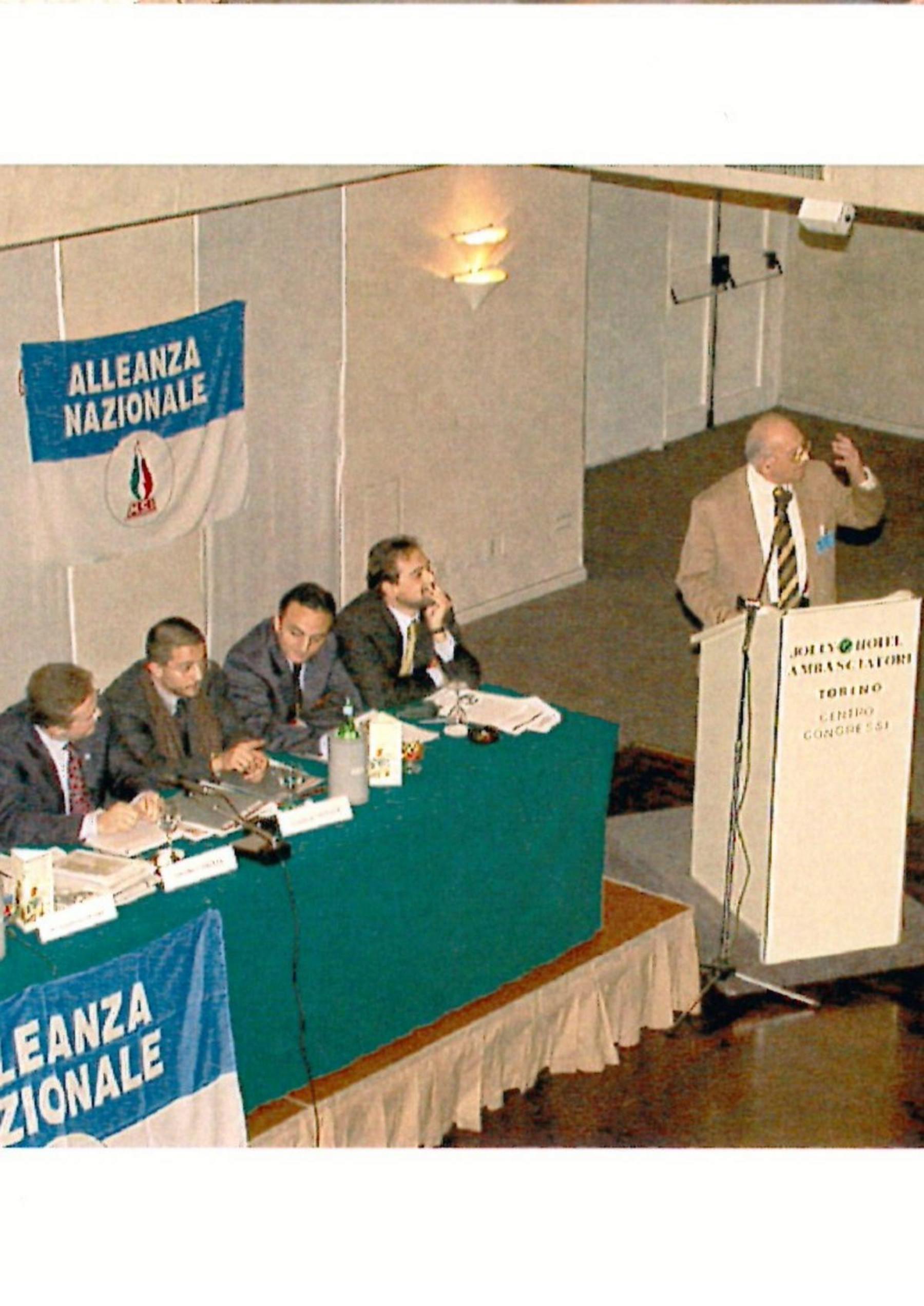 Gaetano Rasi durante l’intervento a un Convegno di Alleanza nazionale a Torino
(circa 1996)
(Archivio Gaetano Rasi, serie 2. , sottoserie 7., sss. 4., b. 179, fasc. 1000)