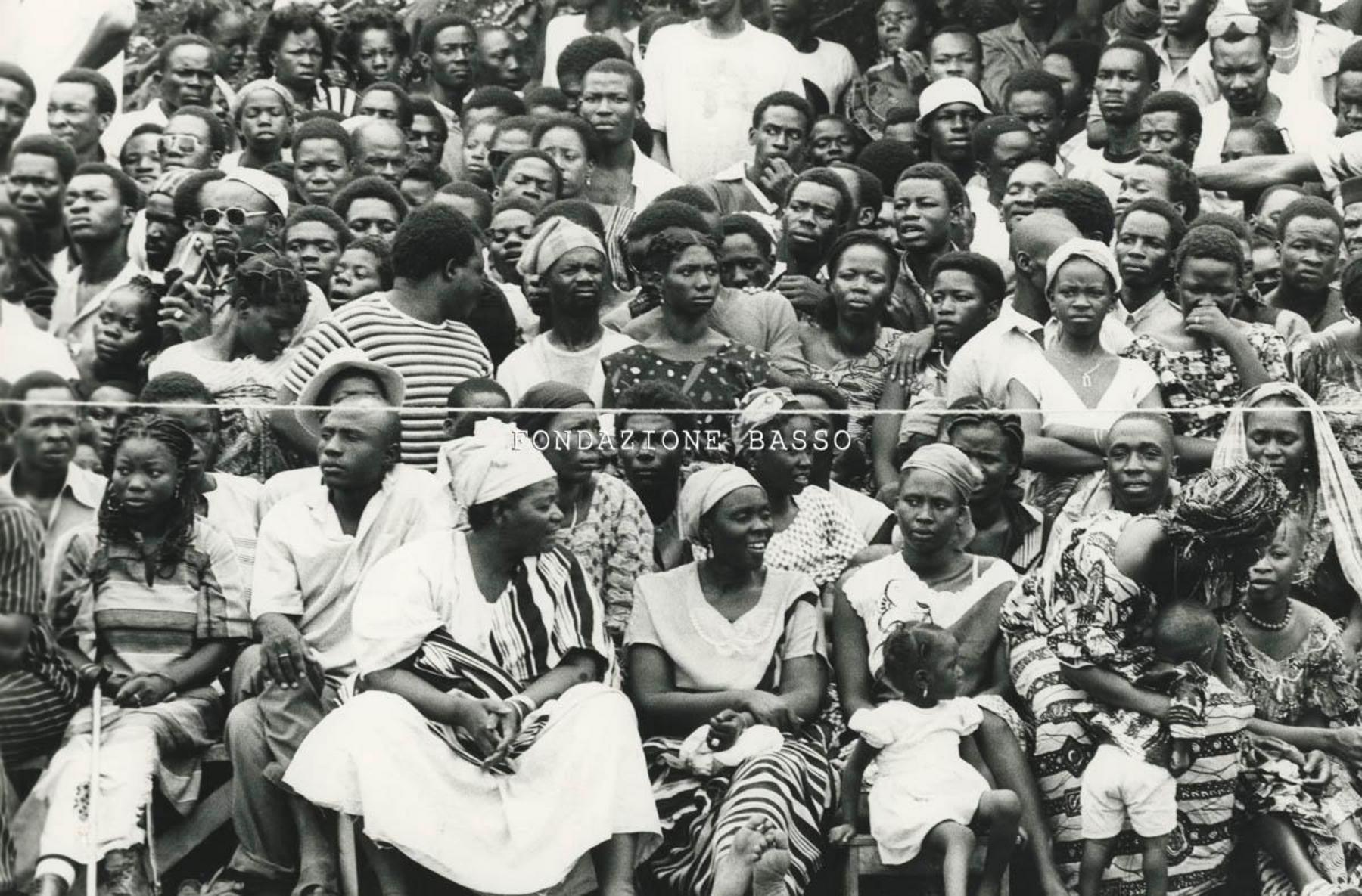 "Folla in attesa della sfilata"