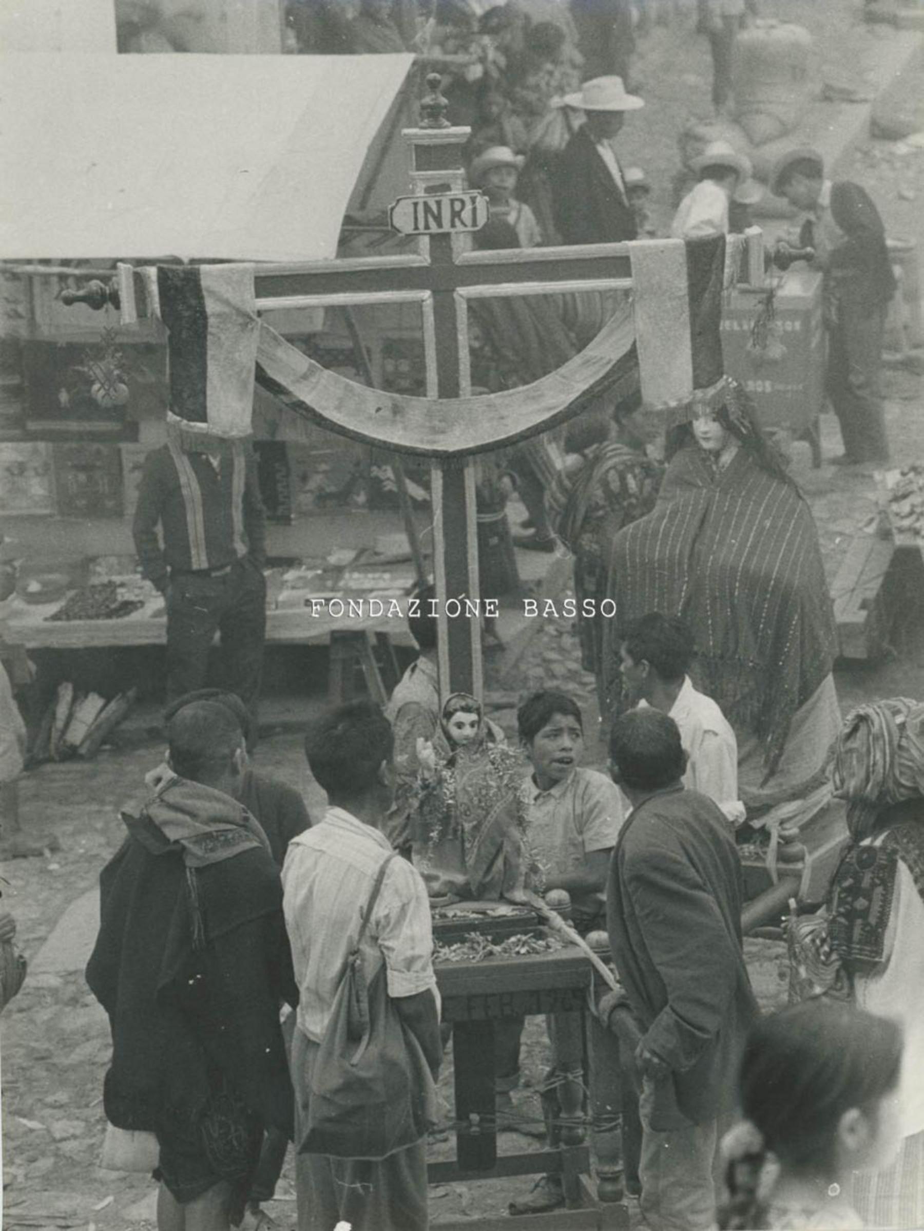 Processione con il trasporto della croce