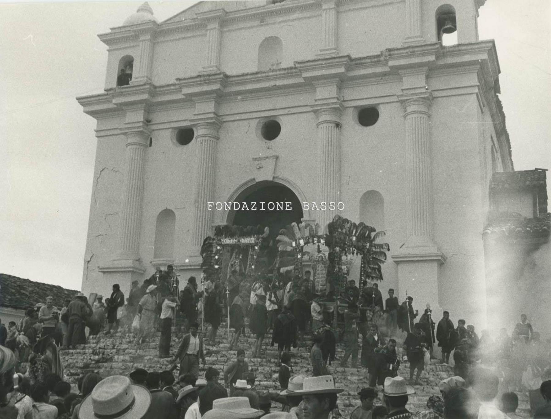 Processione con le statue di San Tommaso e della Madonna all'uscita della chiesa