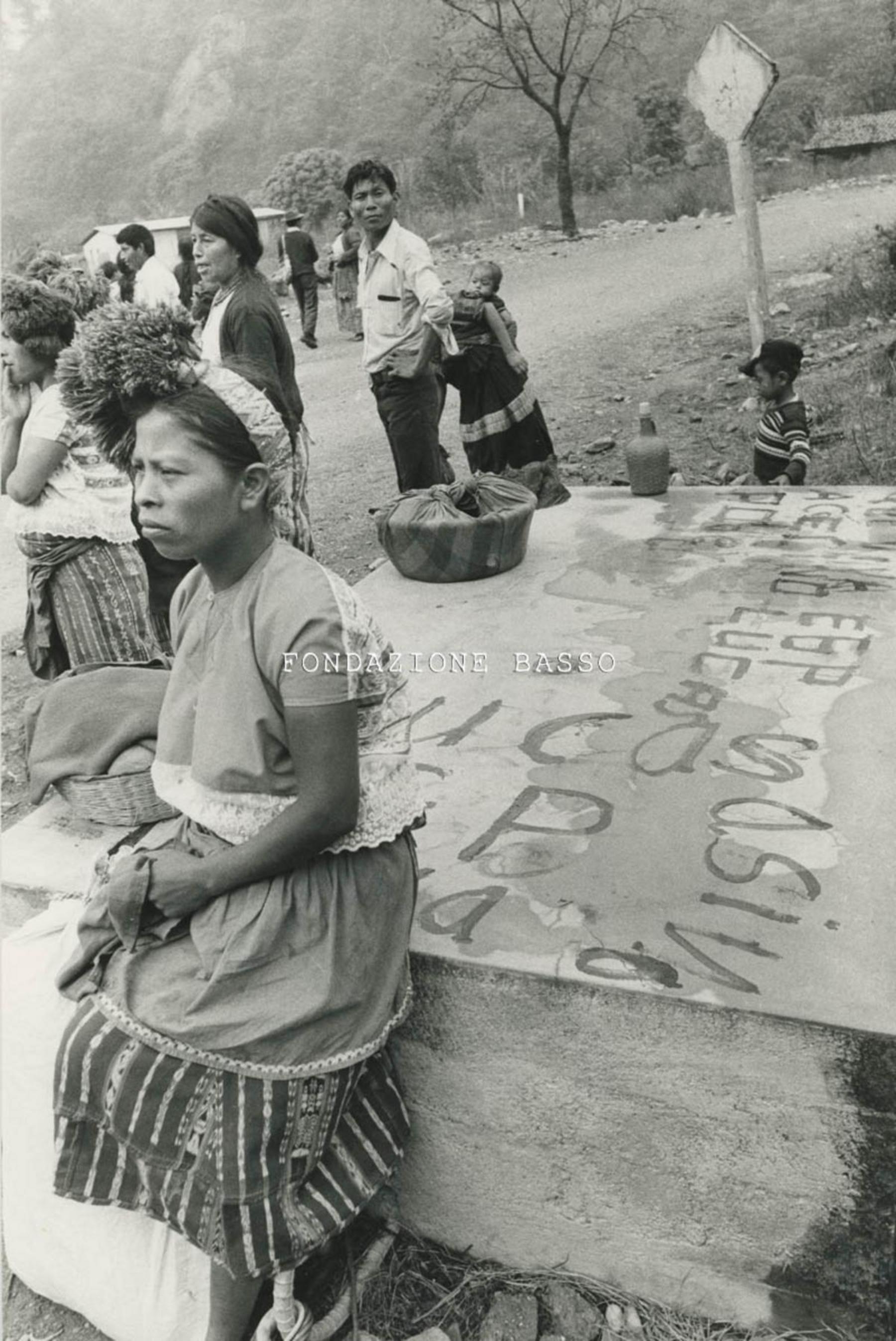 "Sulla strada per Aguacatan. Scritte della geurriglia"