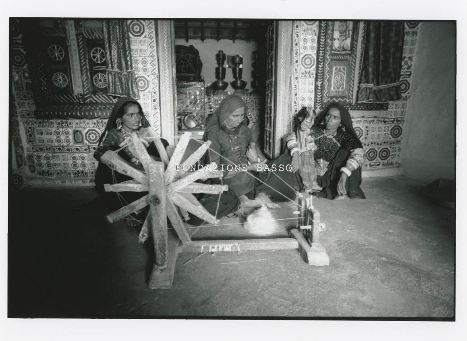 "Donna Rabari fila la lana"