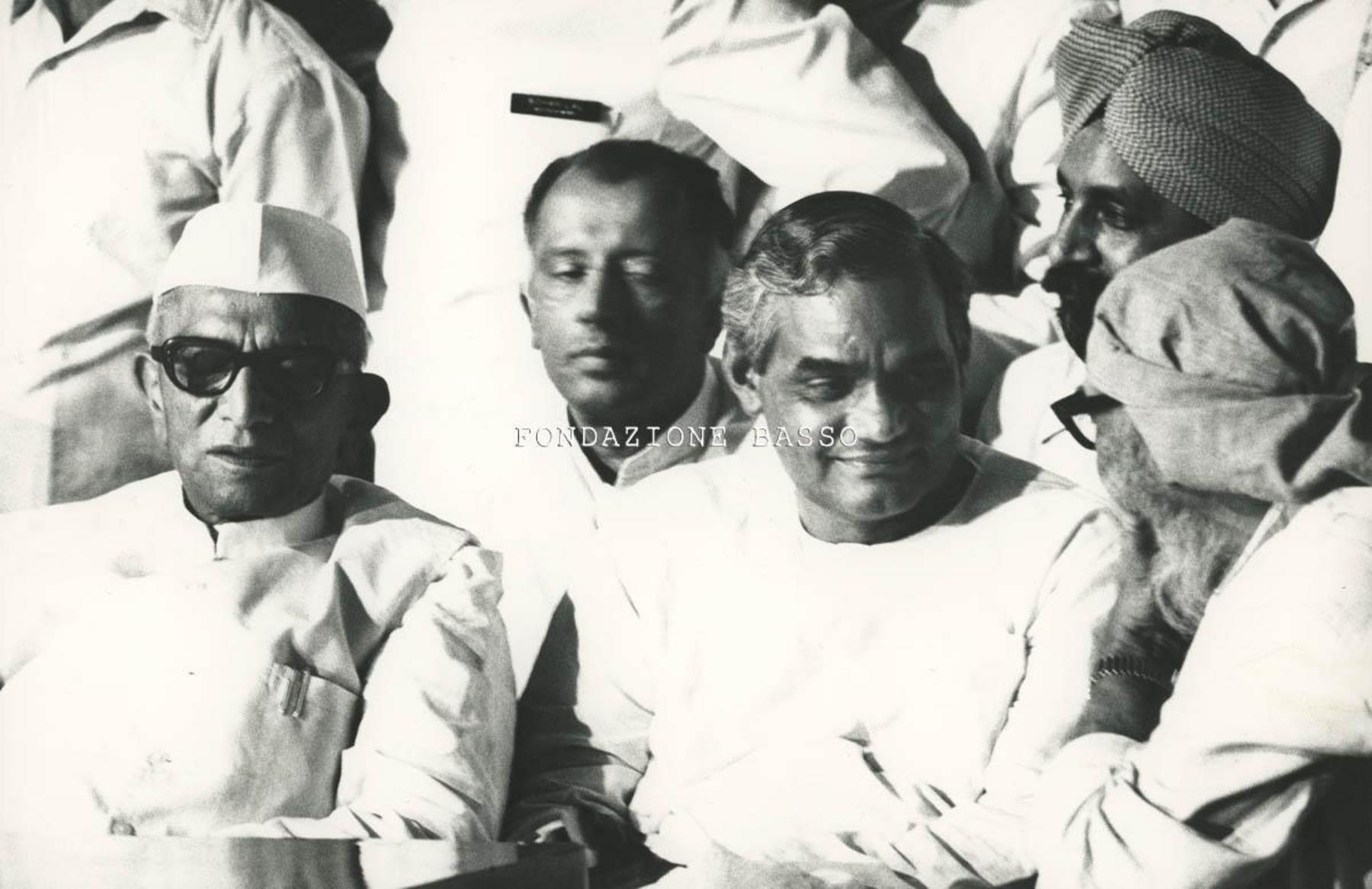 "Moraji Desai, Raj Narai con Atal Behari Vajpayee"