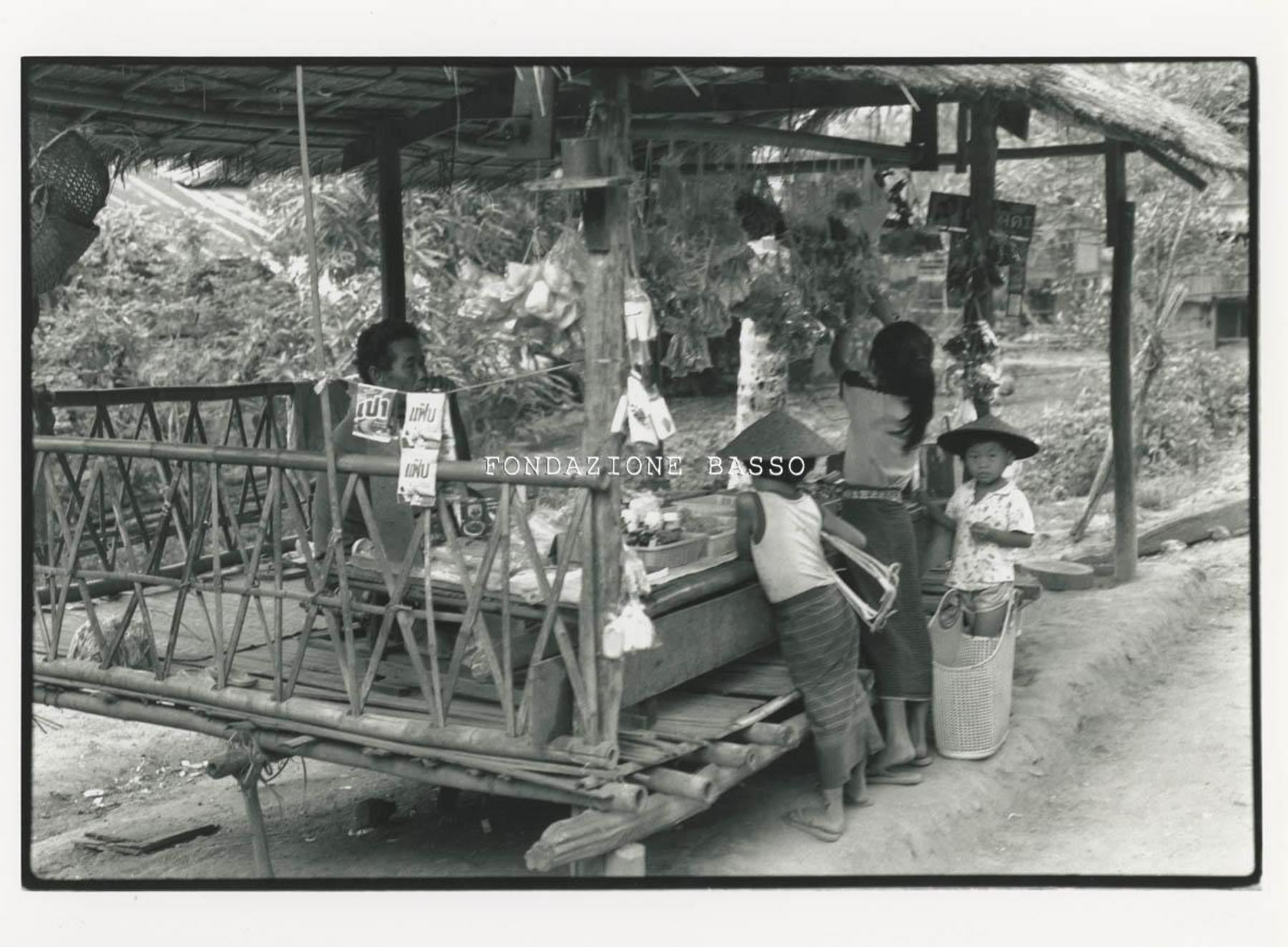 Bambini a una bancarella