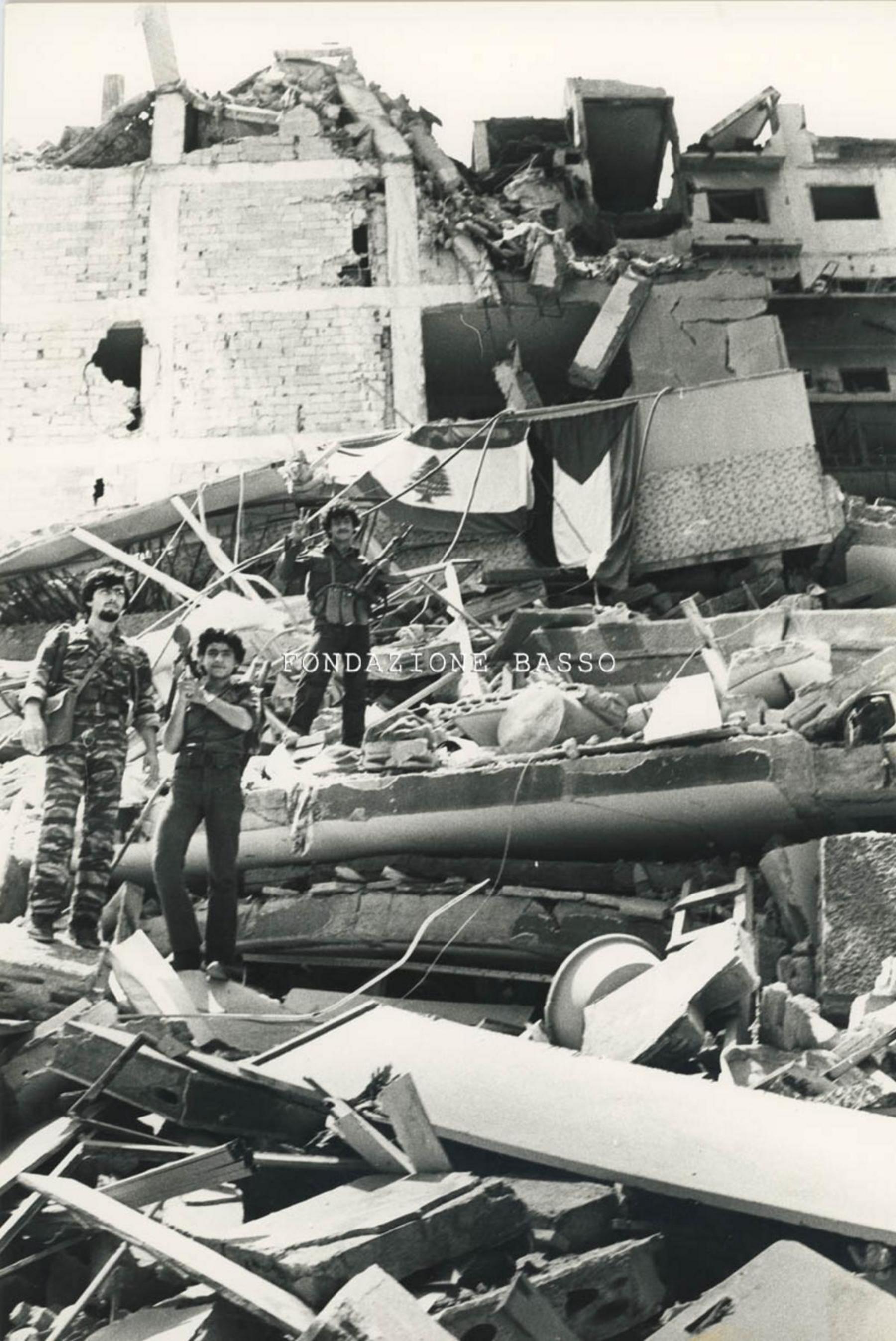 Militari sopra le macerie