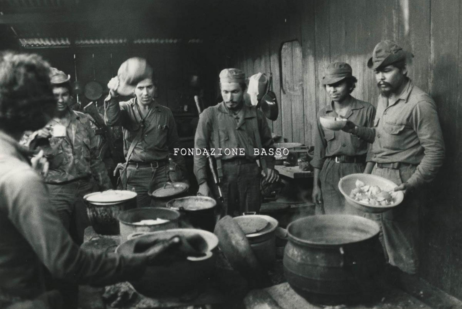 "Momento di sosta durante un operativo militare, El Cua"