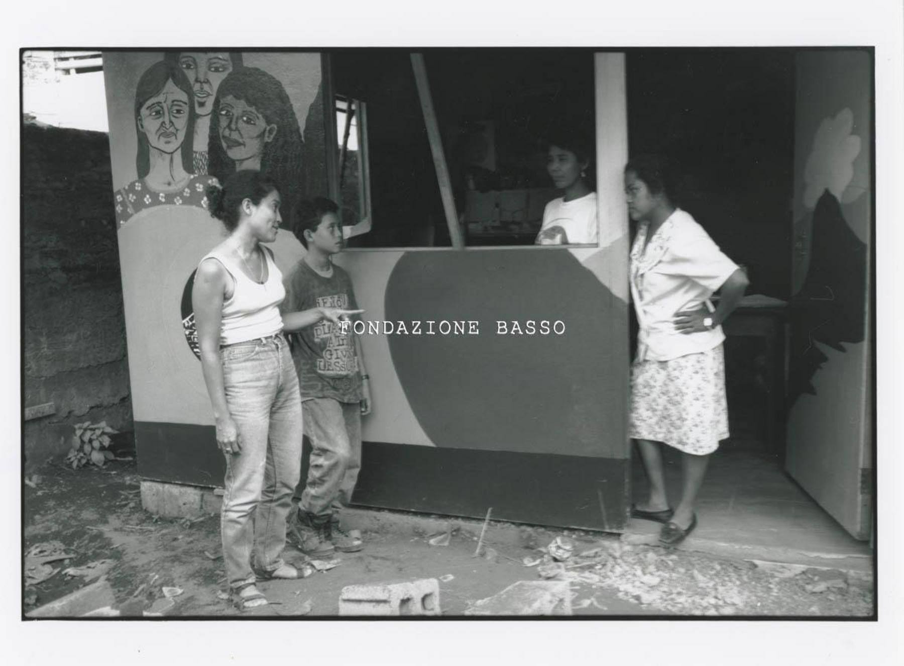 "Marta Juarez in una riunione con compagne di lavoro"