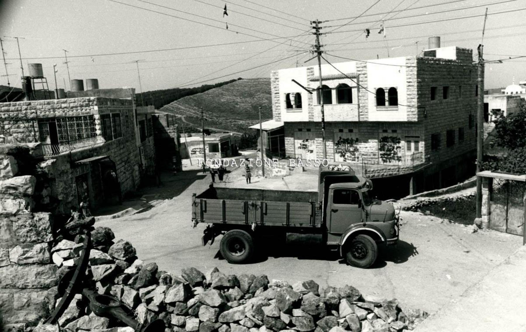 "Piazza centrale di Nahalin"
